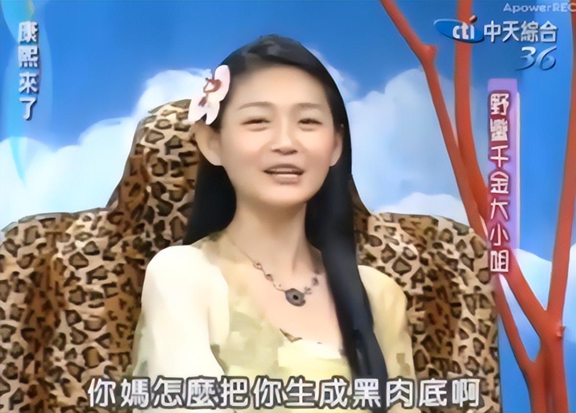 她在路上跟我大叫说=你妈怎么把你生成黑肉底啊能同时拿捏大小s的