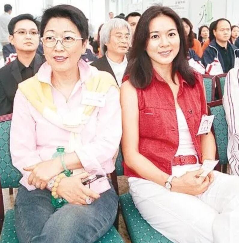 郑文雅:香港金像奖的原型,因一张相片退出娱乐圈,31岁嫁富商_造型