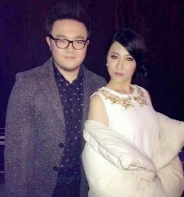 王博谷:嫁小七岁巴图生两子,与"强势婆婆"宋丹丹亲如姐妹_儿子_表演