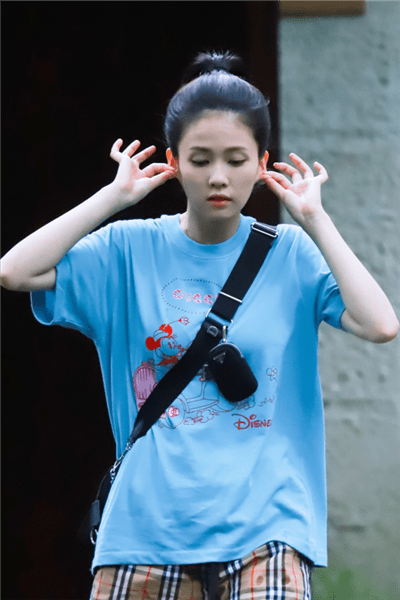 有一种"心动"叫白鹿染粉发,看到自拍照后,网友:是