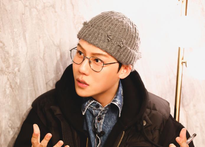 看到于朦胧的眼睛受伤了,刘维也是哥哥中第一个去评论的,他说:大哥我