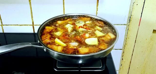 【大听雨】：土豆炖五花、蒸茄龙、炒藕杆、豇豆玉米渣饭、西瓜汁