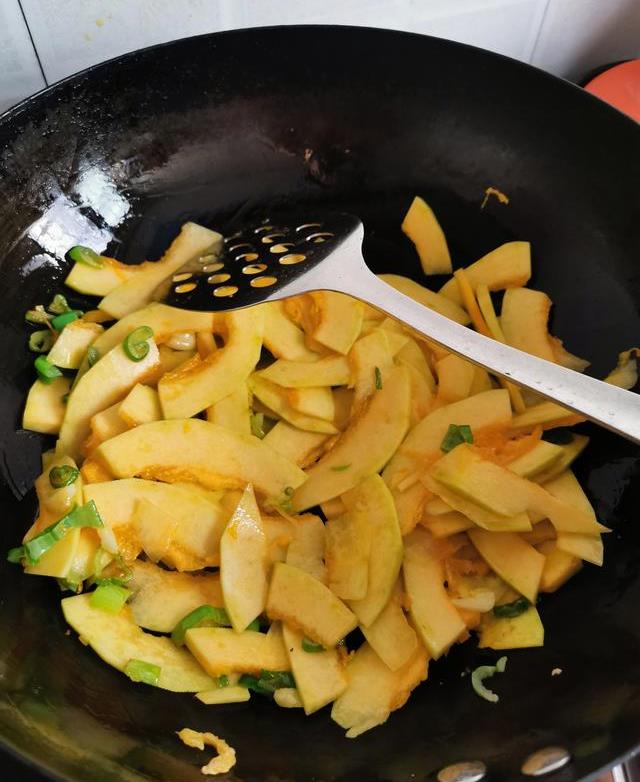 方瓜炒鸡蛋怎么做?简单三步,营养又好吃!_老家_时候_蒜末