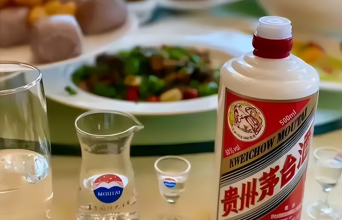 每张酒桌上摆放着的都是2瓶上了年头的茅台,还有2瓶国窖1573