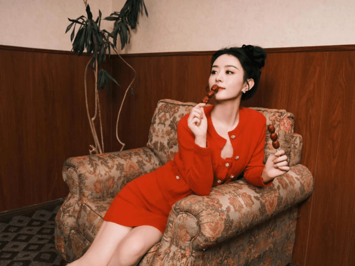赵丽颖新年发力忙不停!穿中国红包臀裙美成年画娃娃,越长越少女