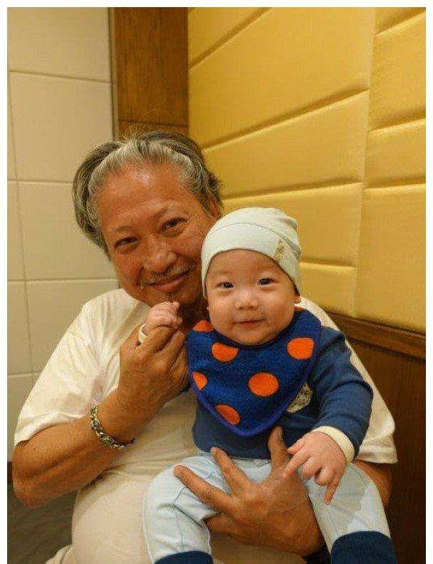 洪金宝带成龙出道,开僵尸片和动作喜剧先河,68岁近照令人唏嘘_电影