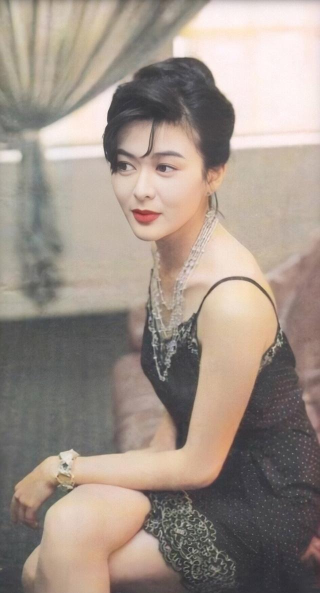 其中,李嘉欣是最美港姐,而关之琳在那时的香港被誉为第一美女.