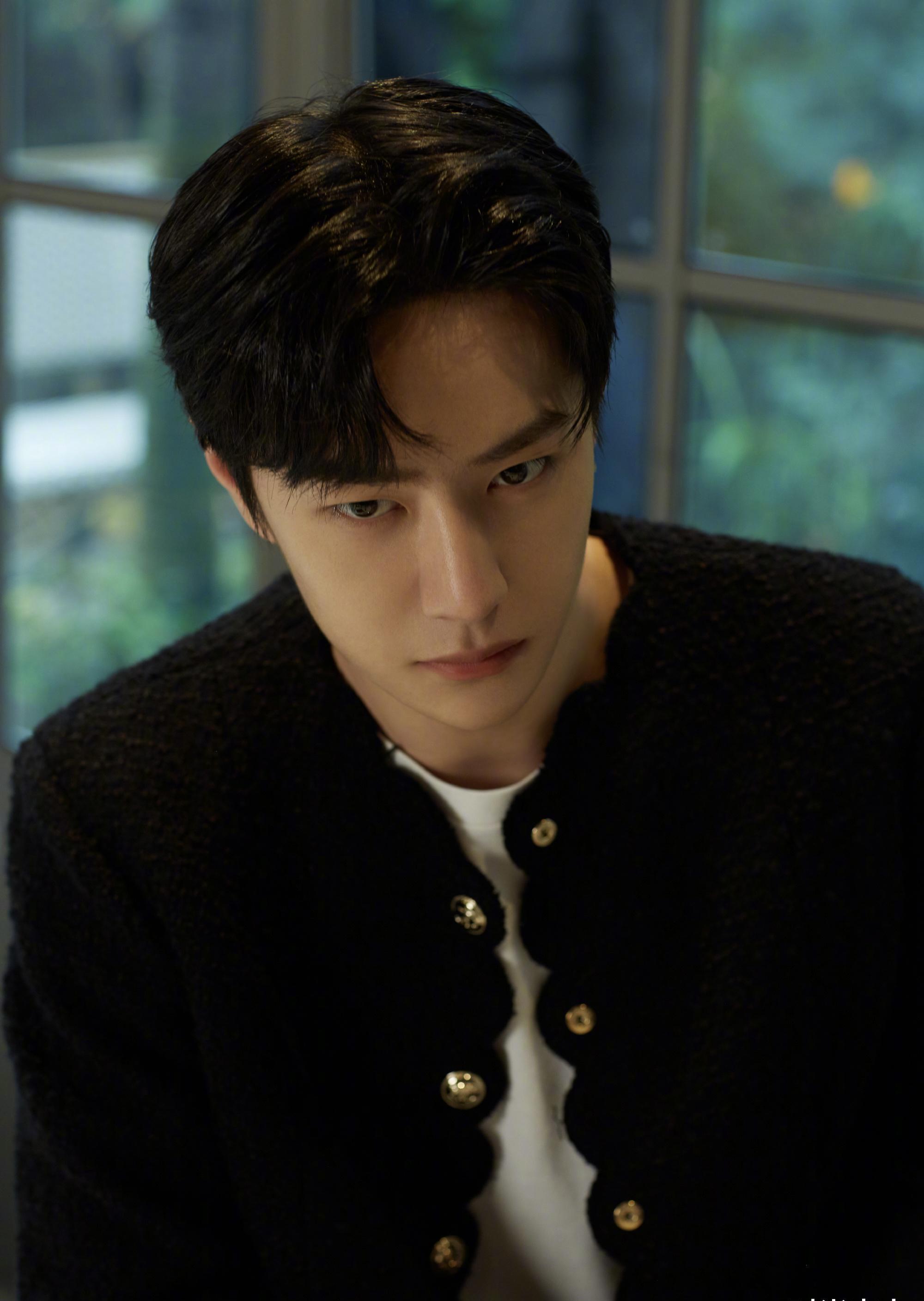 王一博特警服亮相,致敬人民警察节,表情严肃干练酷劲十足_宣传_服装