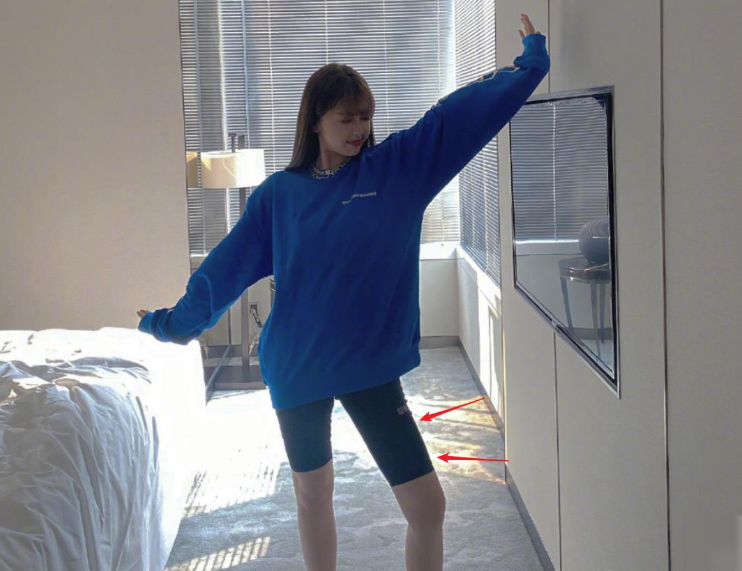 虞书欣酒店大晒自拍图,蓝色卫衣下的裤子引热议,这我没眼花吧?