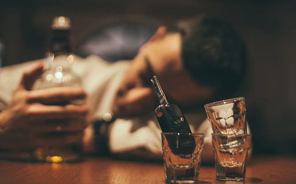  睡前喝酒真的有助睡眠吗？