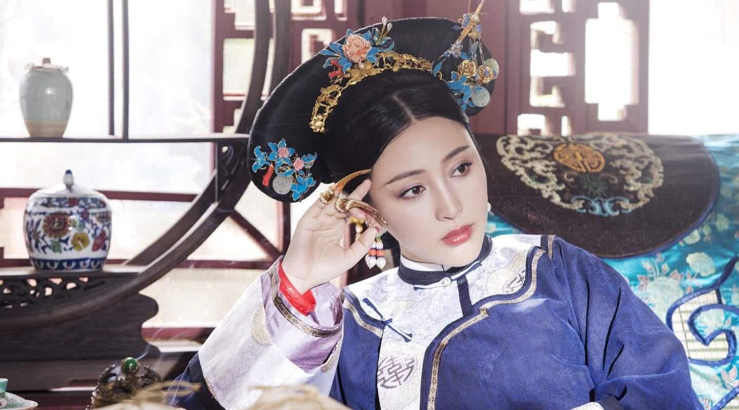 这两份资料直接揭开了老贵人的身世谜团,原来她真正的身份是皇宫的