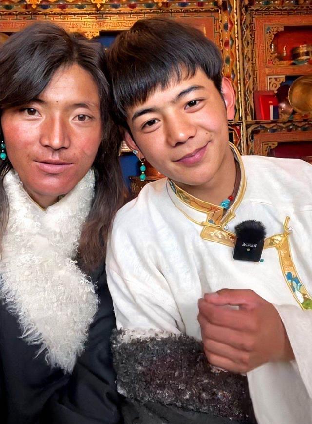 很多网友被丁真治愈系的笑容吸引,在丁真的影响下