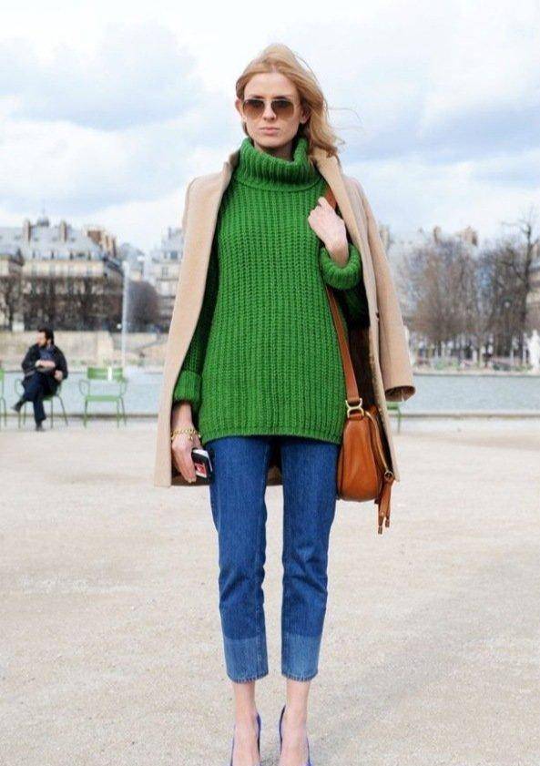 深绿色高领毛衣很抢镜,针织缝隙比较大,所以也增添了