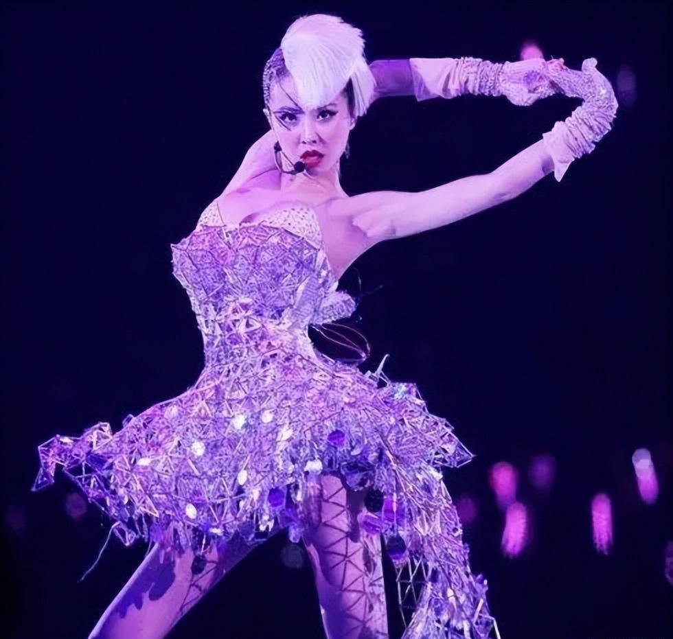 好家伙,蔡依林再穿"透视装"惹质疑,观众吐槽理由出奇一致_演唱会_自由