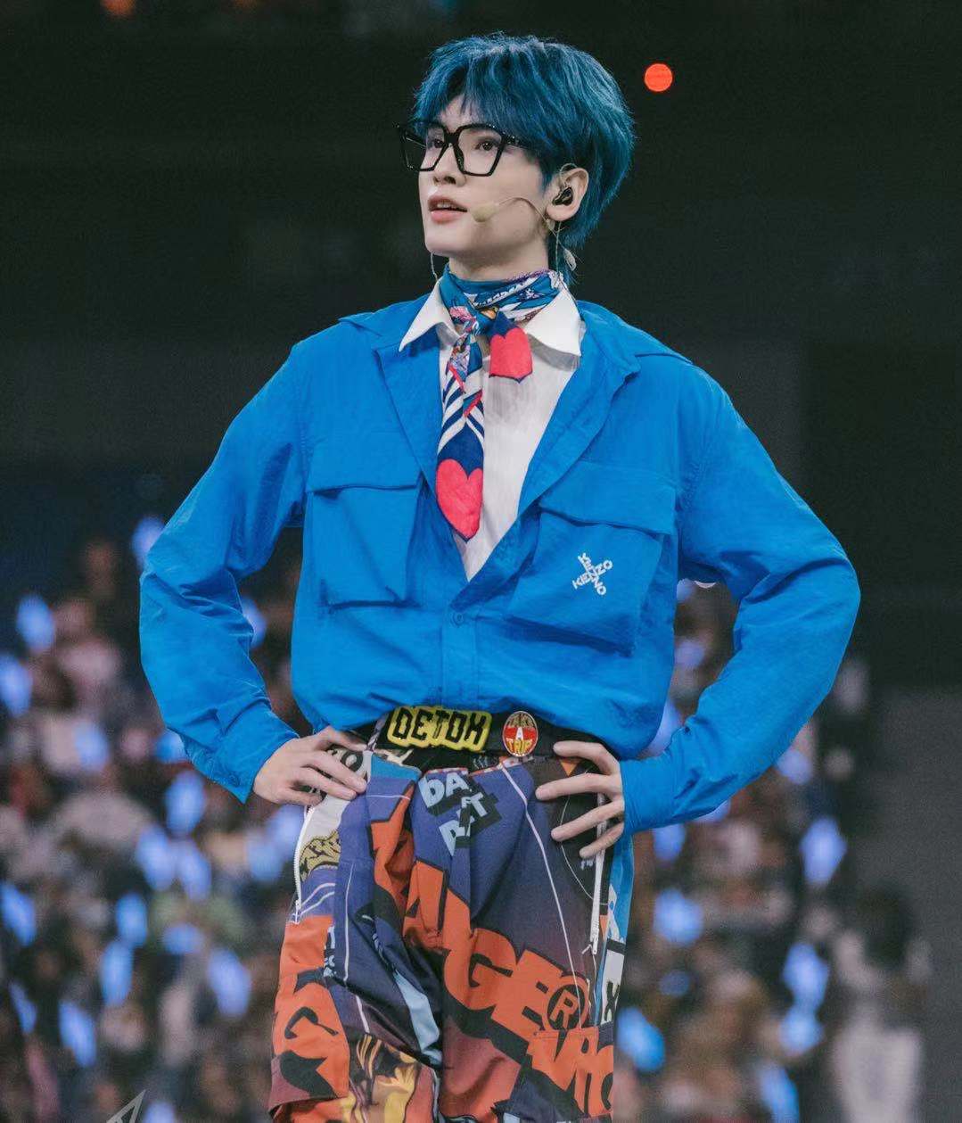 曝r1se解散场海报,全员挥手造型朴素,重点全在演唱会座位数量_体育馆