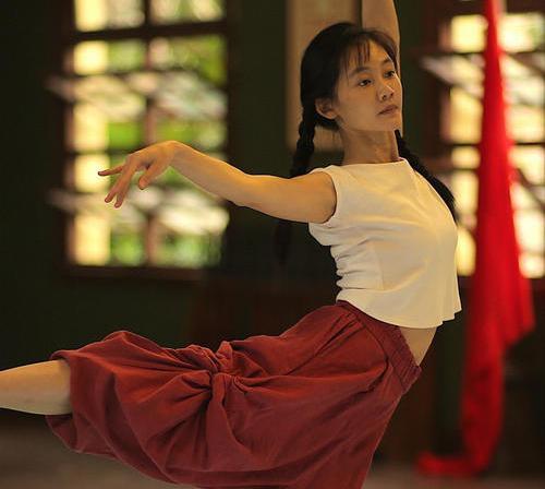 认为冯小刚不近人情,硬要逼着苗苗当众光脚跳舞,完全是将苗苗视作了取