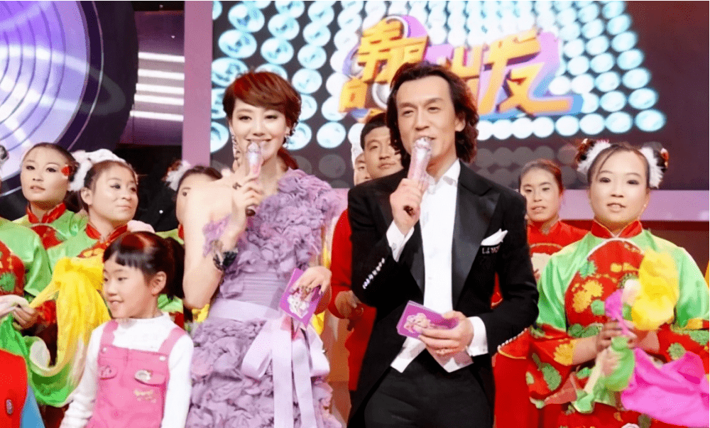 王冠身材窈窕,容貌姣好,和李咏一起主持《向幸福出发》节目时,收到了