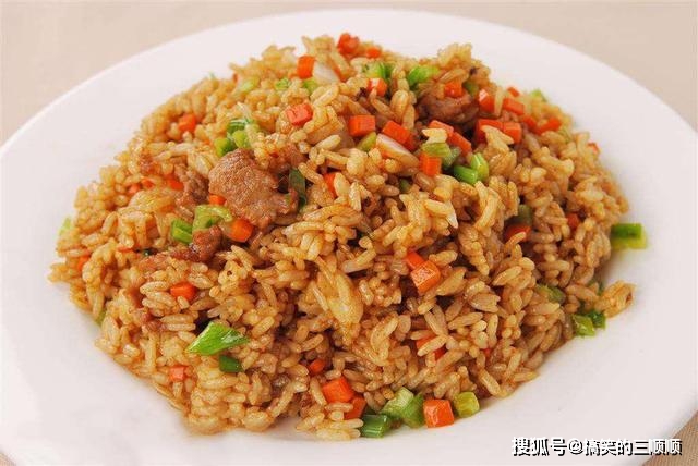 学会这样做孜然羊肉炒饭,孩子们一口气吃完一大盘,太过瘾了_美食_洋葱