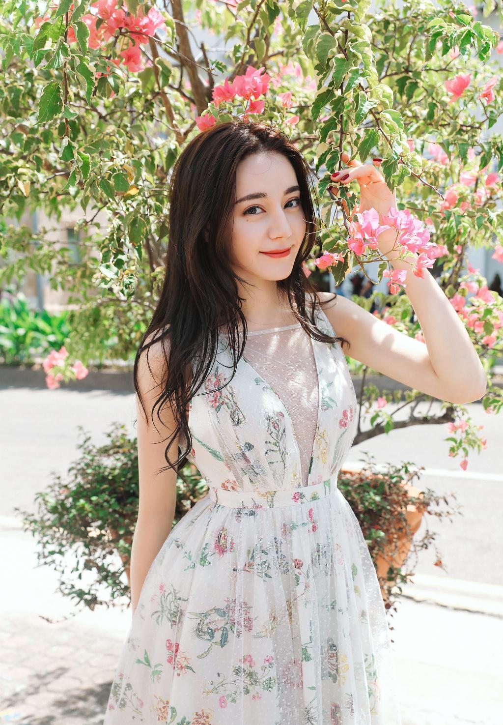 跟女星学穿碎花裙,才是"人比花娇"的正确打开方式,如花中仙子_上衣