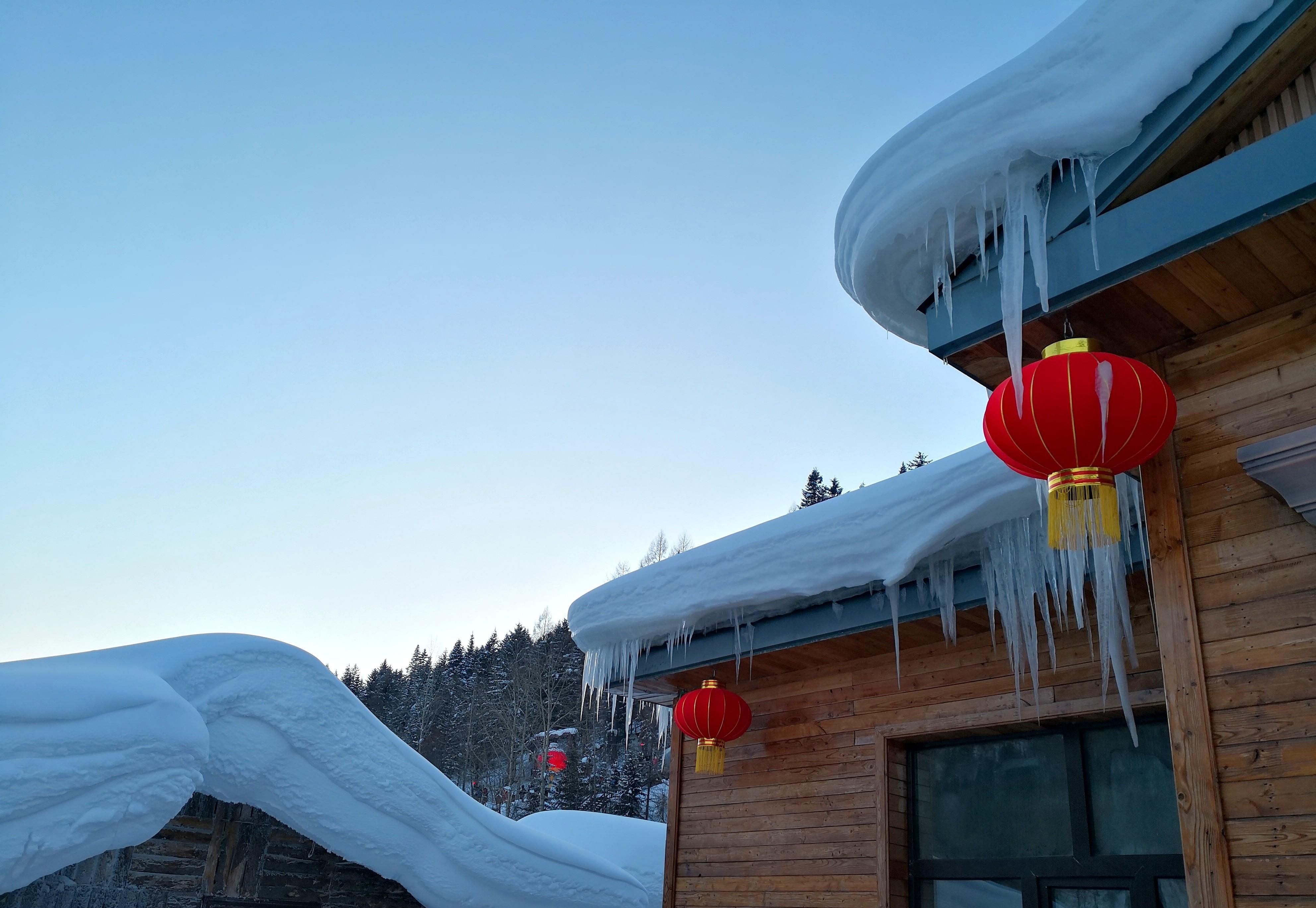 雪景似夢境 木屋展溫情-隆冬時節東北遊之童話雪鄉_積雪_紅燈籠_群山