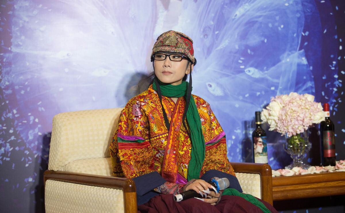 杨丽萍戴了10年帽子,原来以为是装饰品,摘下帽子时才明白?