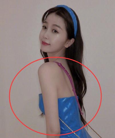 虞书欣瘦成"未成年身材",连吊带皮裙都撑不起来,网友:少了二两肉_因为