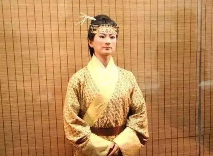 湖北出土两千年不腐男尸,口含玉印手持阎王告地书,皮肤吹弹可破_主人