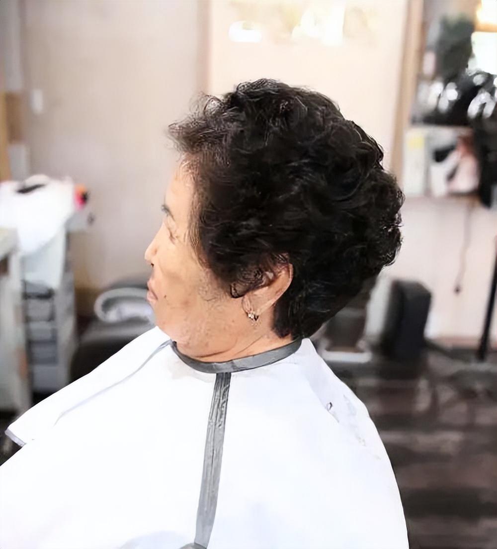 60岁女短发烫发图片