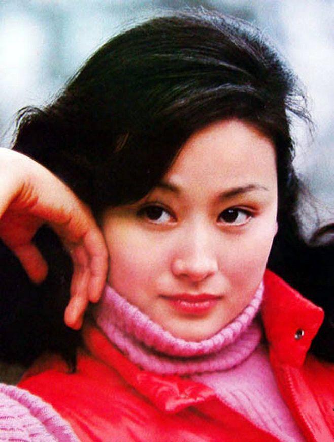 女星车秀清:拍戏不多却美得惊人,打扮至今优雅不过时_卷发_气质_发型