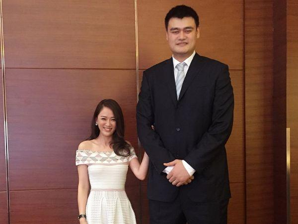 众多女明星纷纷和巨人姚明合影,只有她最聪明_陈乔恩_身高_范冰冰