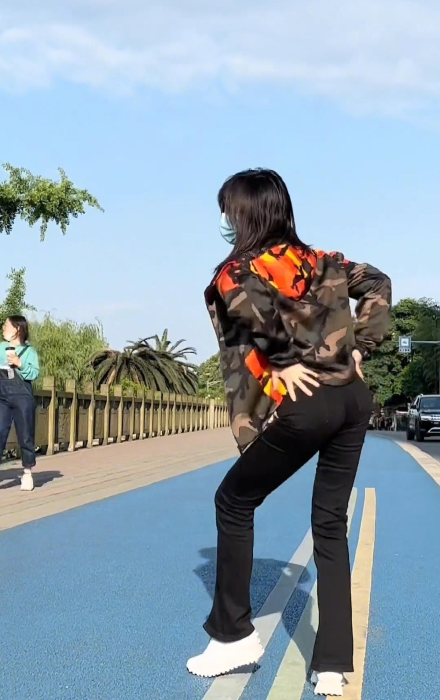 41岁的柳岩在户外跳舞,穿着黑色紧身裤,戴口罩无人注意_时候_电影