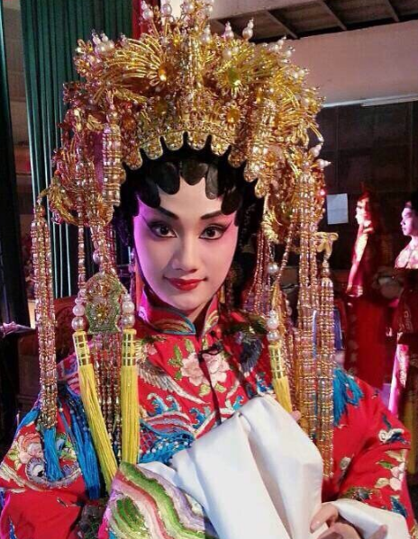 35岁的广州演员龚洁影,戏里是康天庥前女友,现实中是邝祖乐妻子