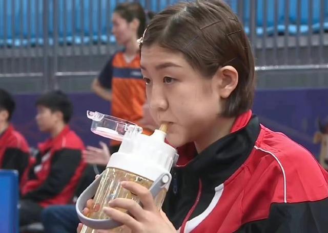 其中吃东西主要是吃香蕉,就坐在场边开吃,陈梦可爱呆萌的吃