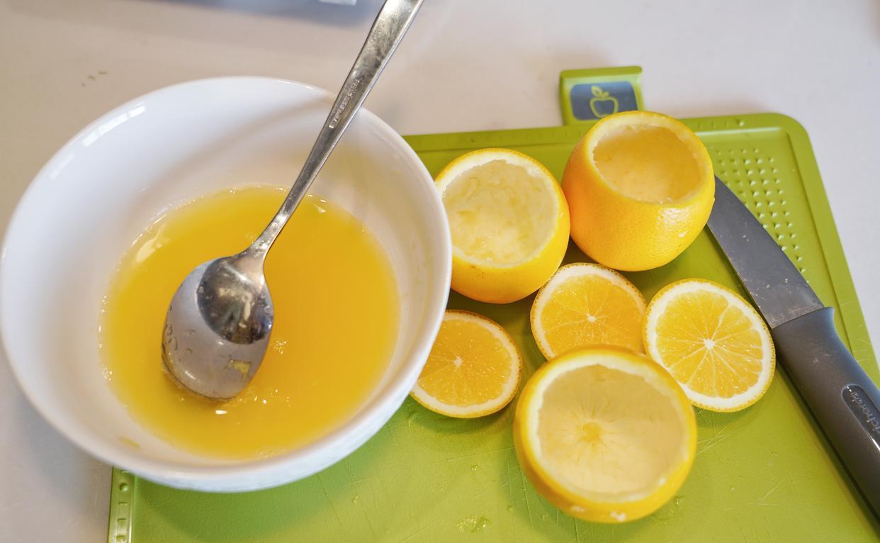 1,准备好材料【制作步骤】【奶香橙子布丁蛋】圣迪乐omega-3鸡蛋3个