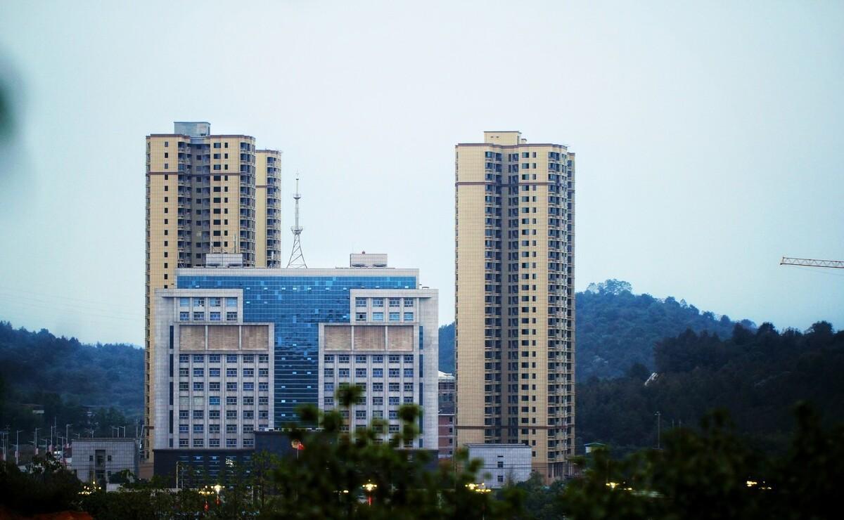 三,英雄若兰该片主演是刘筠然等.常宁市取景拍摄地点在中田古民居.