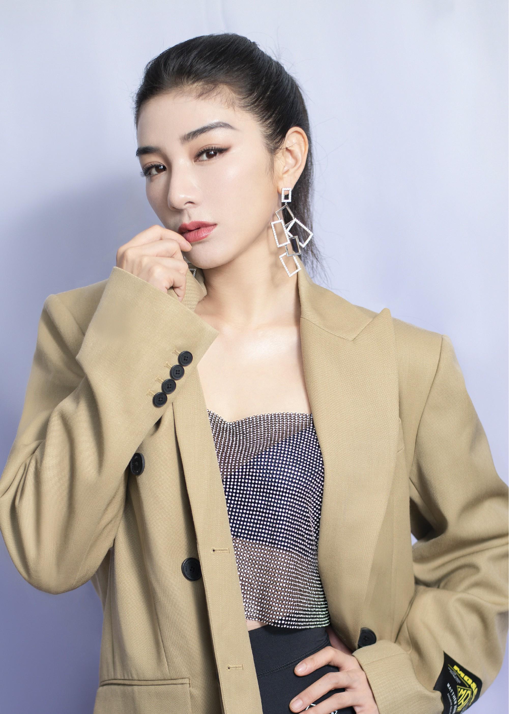 黄奕被叶璇呛声上热搜,黑色时尚裙腰部挖个洞,新造型霸气_身材_设计