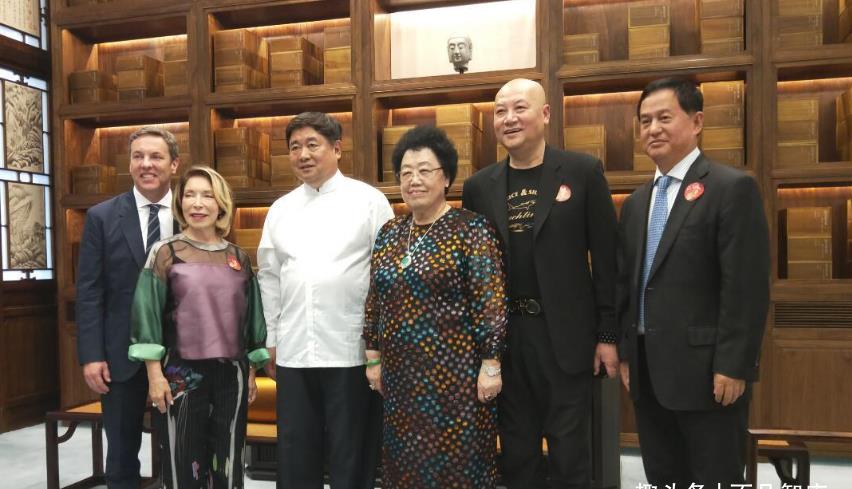 中国2大顶级亿万女富豪:一位身世显赫另一位白手起家,你看好谁_陈丽华