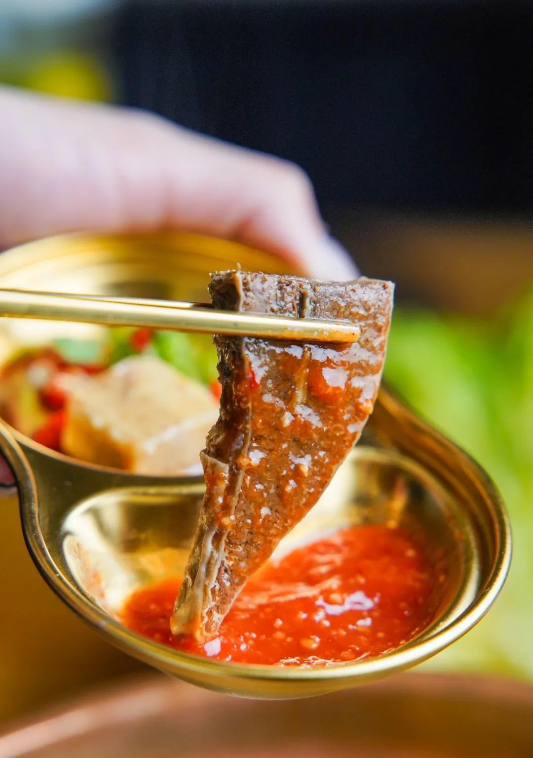 平时我们吃的牛杂煲只有牛肠,牛肺,牛草肚等几种常见的部位,但在这里