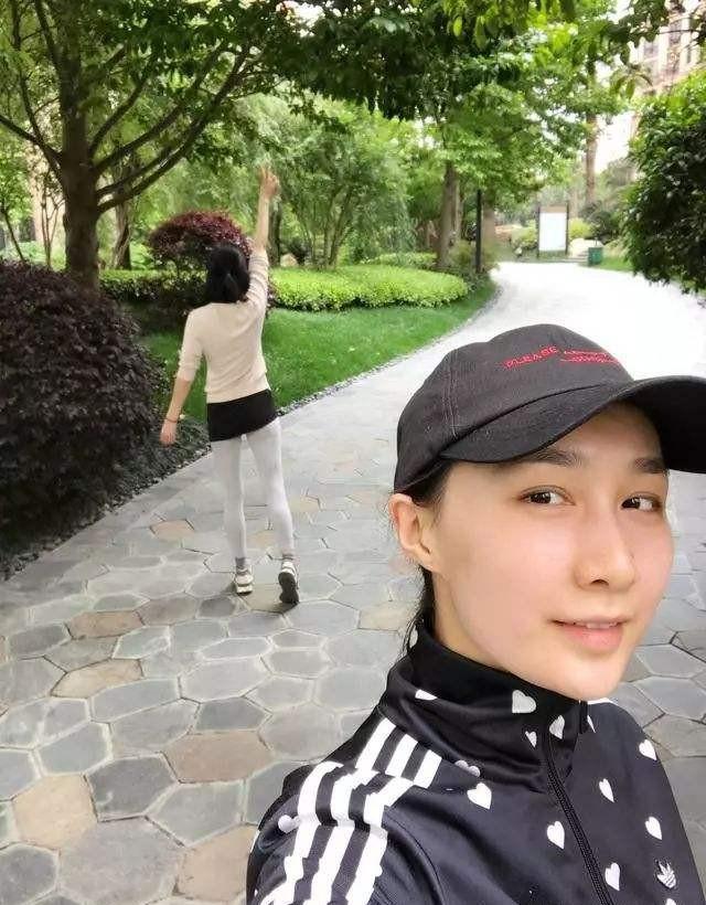 面前秀过恩爱,为了雷佳音能够安心地忙事业,妻子翟煦飞便选择回归家庭