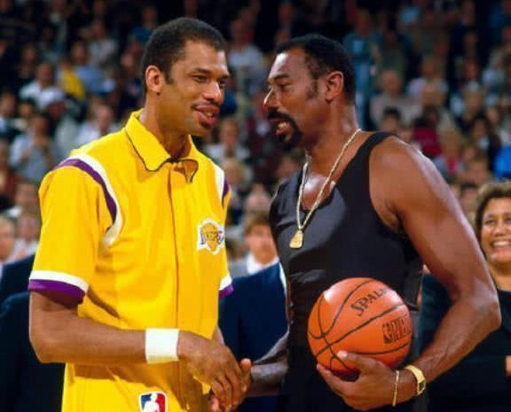 身为历史得分王的天勾贾巴尔却经常被人们忽略,他的中锋位置更多时候