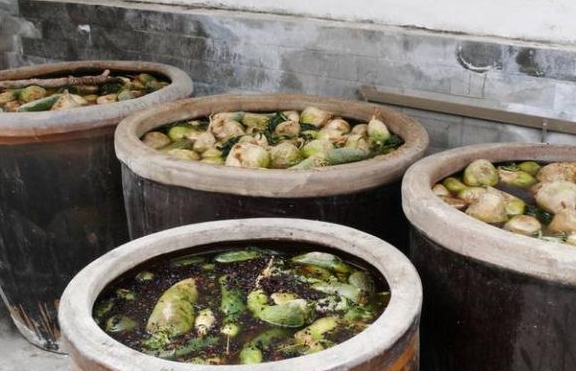 皇帝送给老乡18缸咸菜,乡亲们怒扔17缸,打开最后一缸后傻眼了!