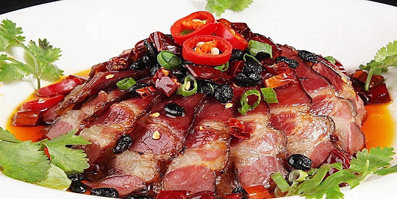 美食湖湘,经典湘菜-腊肉蒸土鸡,腊肉醇厚,鸡肉鲜香扑鼻而来_鸡块_豆豉