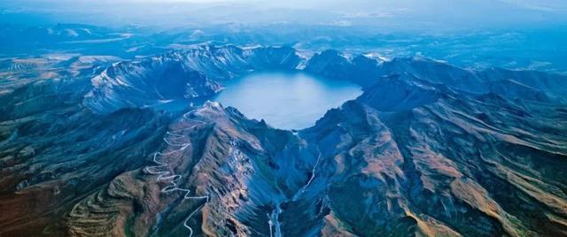 法和張量阻抗分析技術等進行統計之後發現天池火山口下方有著岩漿通道