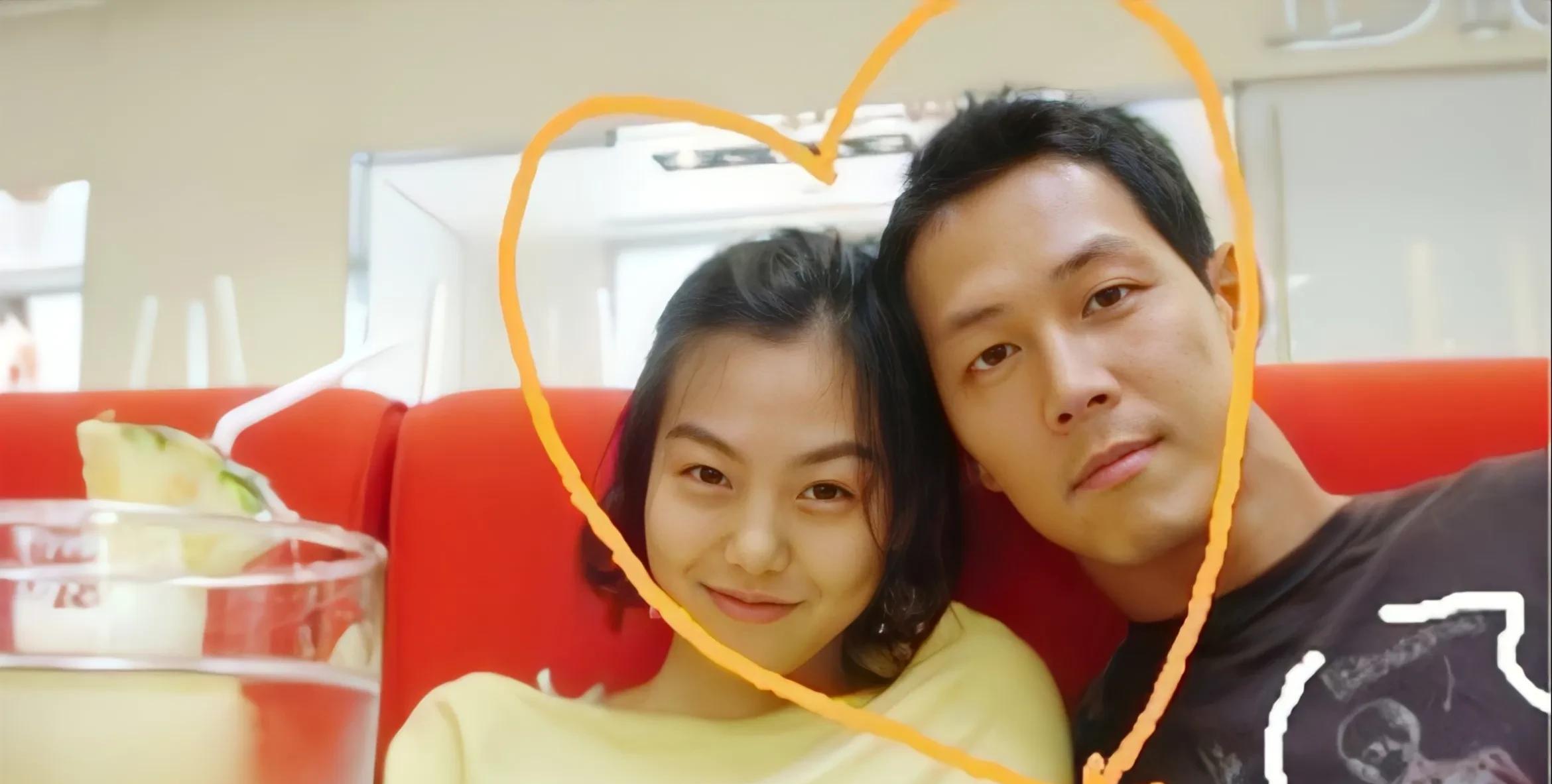 两人在拍摄广告时相识,广告还没拍完,李政宰就拜倒在金敏喜的石榴裙下