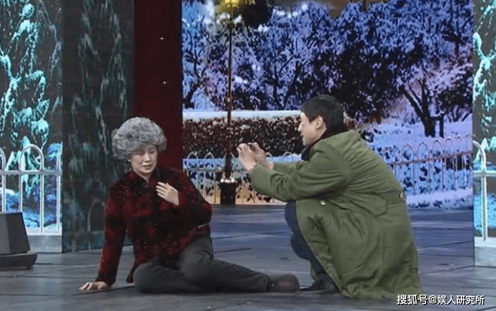 沈腾春晚忘词,马丽连说两遍台词提醒,最后因失误造就经典!