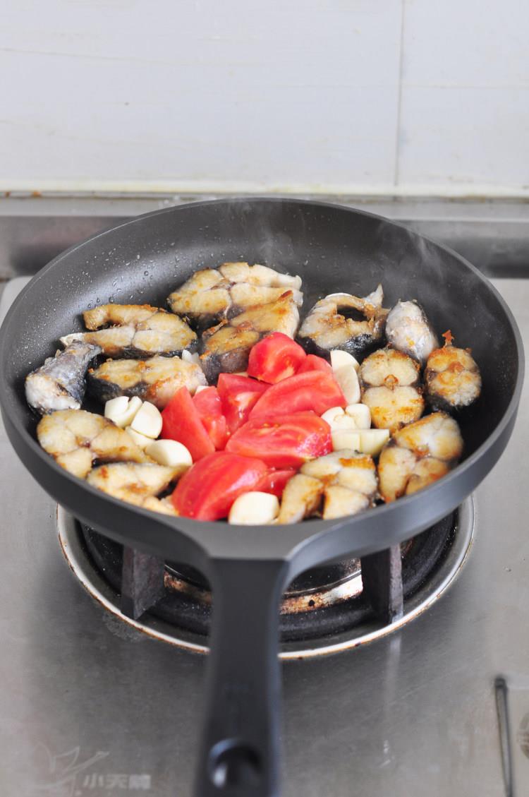 【第三步】鲅鱼洗净血污沥干水分放少许油煎两面金黄.