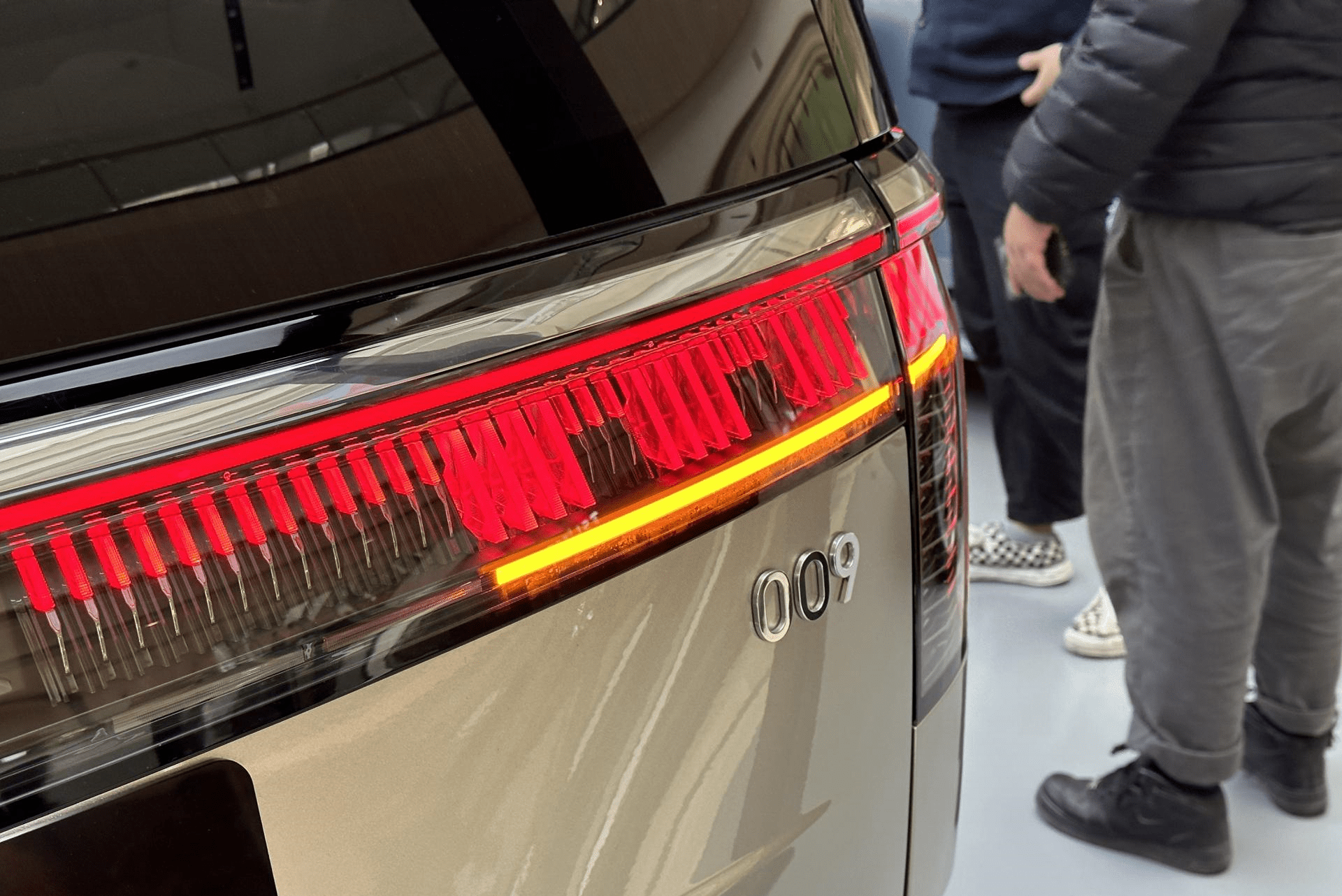 49.9万元起值得考虑吗?实拍极氪009 定位纯电动中大型MPV_搜狐汽车_搜狐网