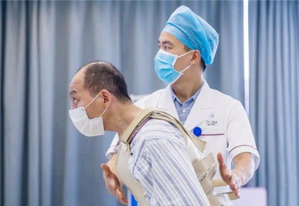 被"折叠"的人生:他的身体被敲断4次,在弯了28年后终于变直_李华_医生