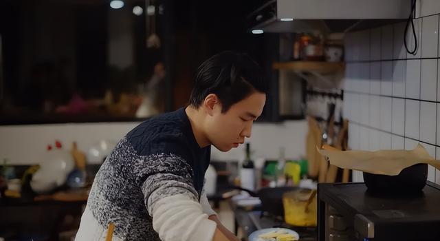 女子阳后看老公做饭一脸吃惊,居然会颠锅,网友:回头翻翻厨师证_男子