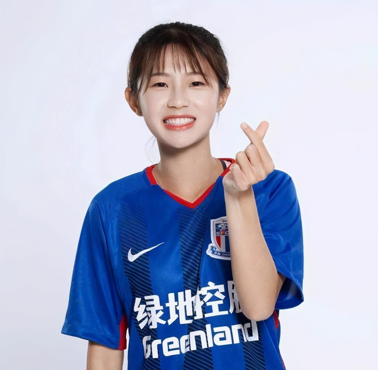 年少成名,女足最美小花熊熙为何18岁退役选择回归校园?
